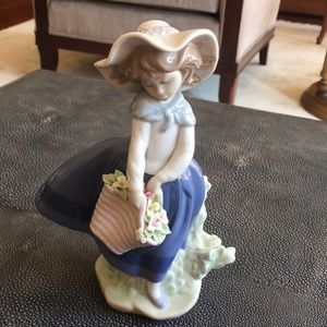 Lladro #5222 Pretty Pickings
